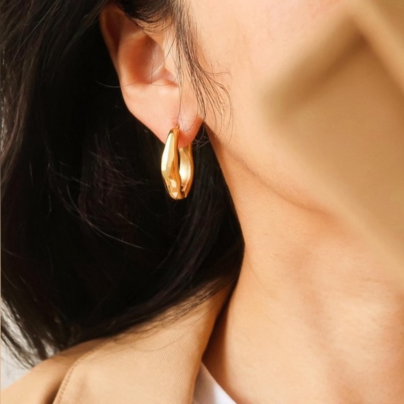 18K Gold Oval Hoop Earrings - Picture 4 of 5